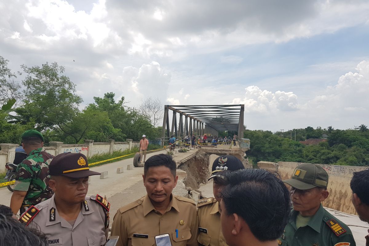 Perbaikan jalan jembatan Cipamingkis Bekasi mulai dikerjakan