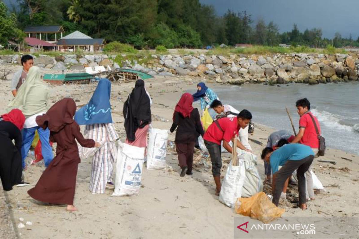 Sampah di lokasi pantai wisata Abdya dibersihkan