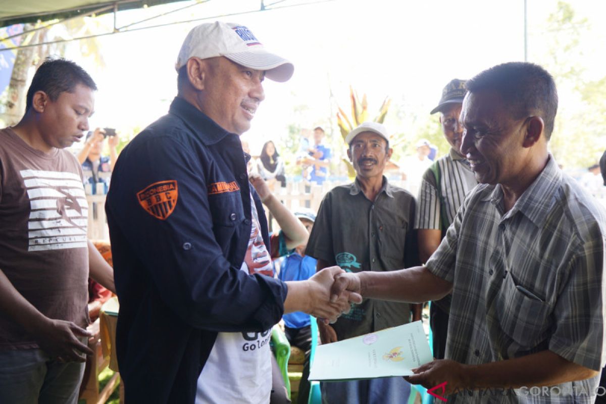 Bupati Hamim Serahkan 4.000 Sertifikat Tanah Di Pinogu