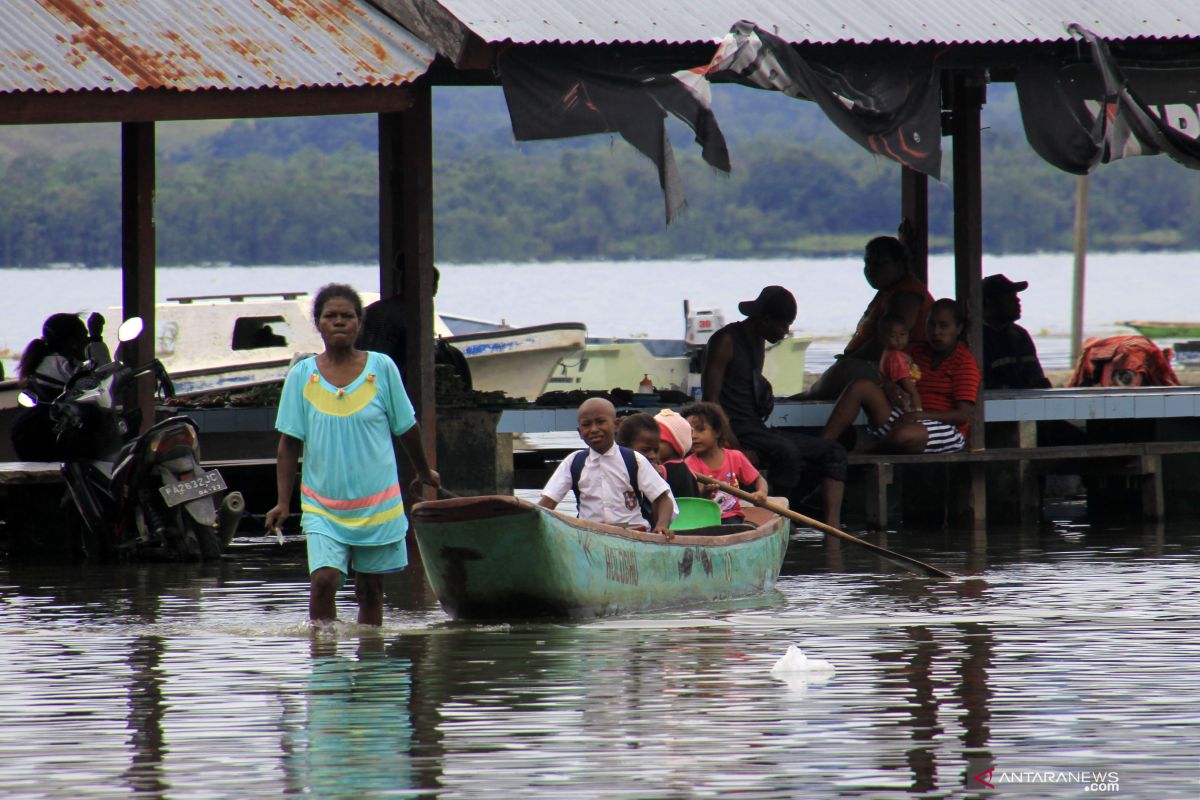 Danau Sentani meluap, ribuan warga mengungsi