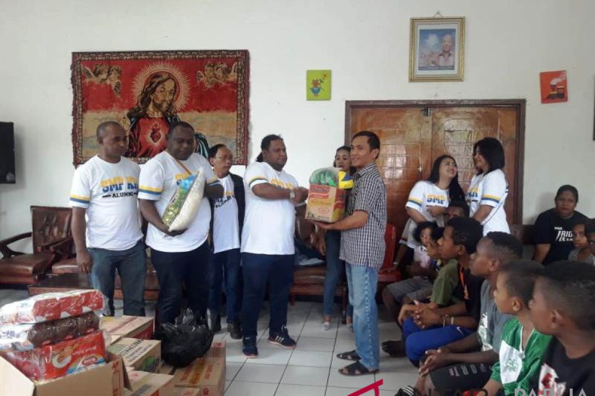 Alumni YPPK Jayapura berbagi kasih dengan anak panti