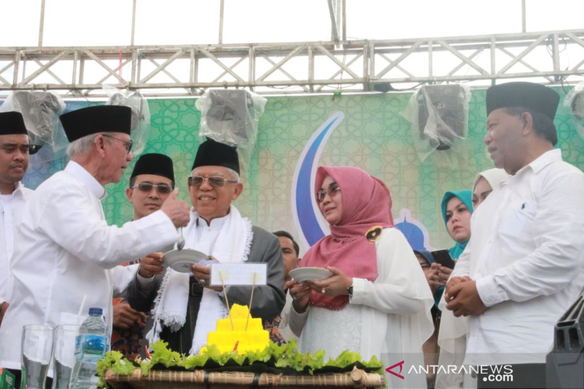 Ma'ruf Amin dapat nasi tumpeng dari ulama dan tokoh masyarakat Madina