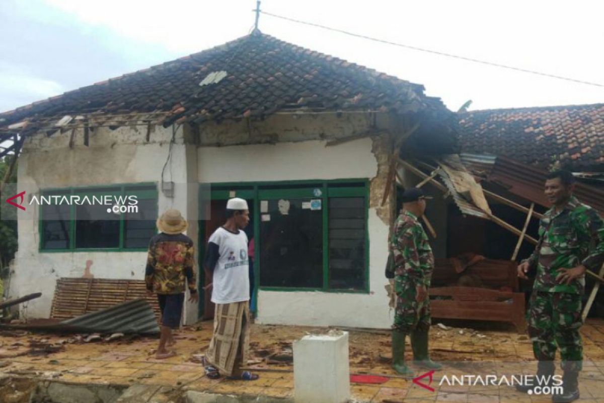 Di Madura, 50 bangunan rusak diterjang angin kencang