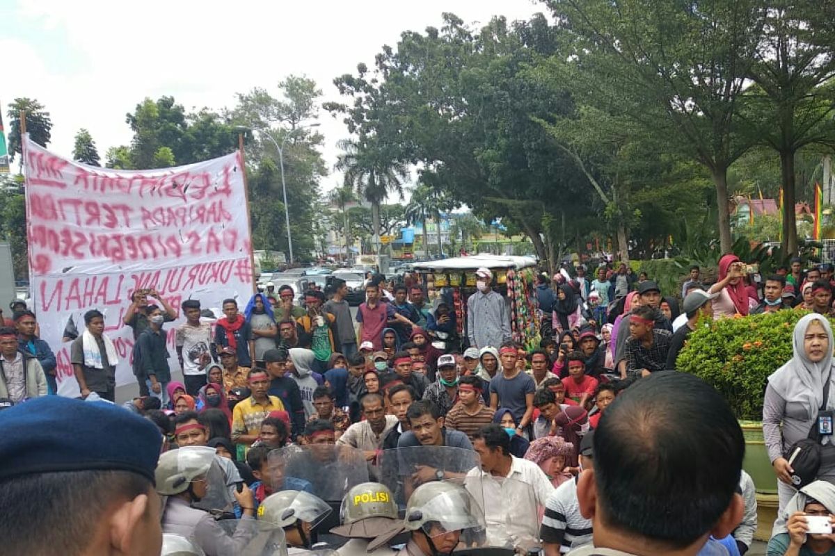 Ricuh, Masyarakat Koto Aman sempat hadang mobil Gubernur Riau
