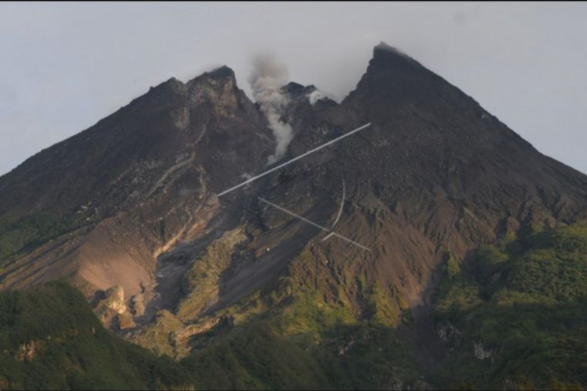 Guguran lava Gunung Merapi meluncur ke Kali Gendol