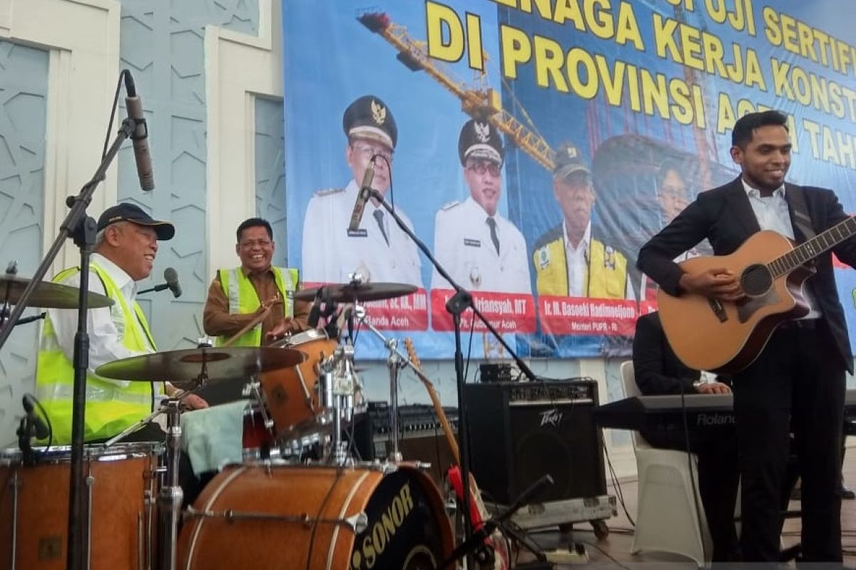 PUPR Minister plays drum instrument in Banda Aceh