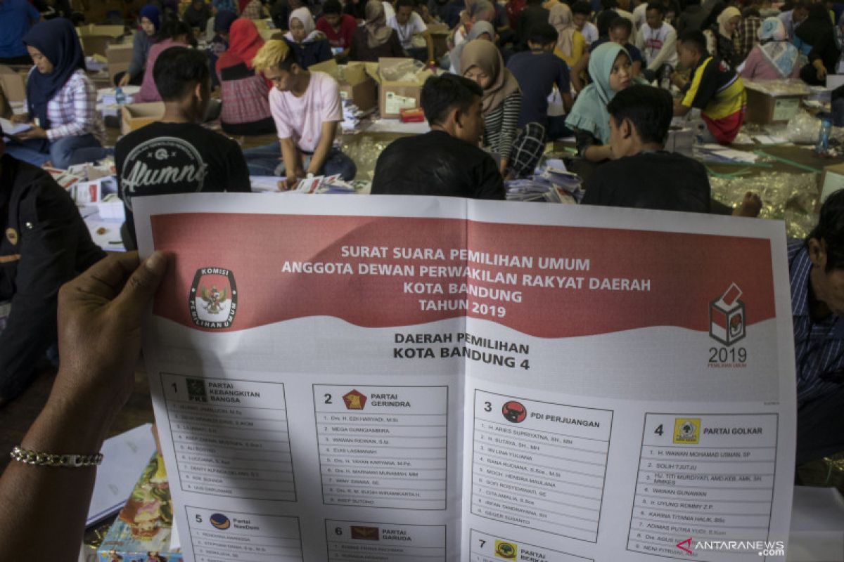 KPU Kota Bandung libatkan 550 orang pelipat surat suara