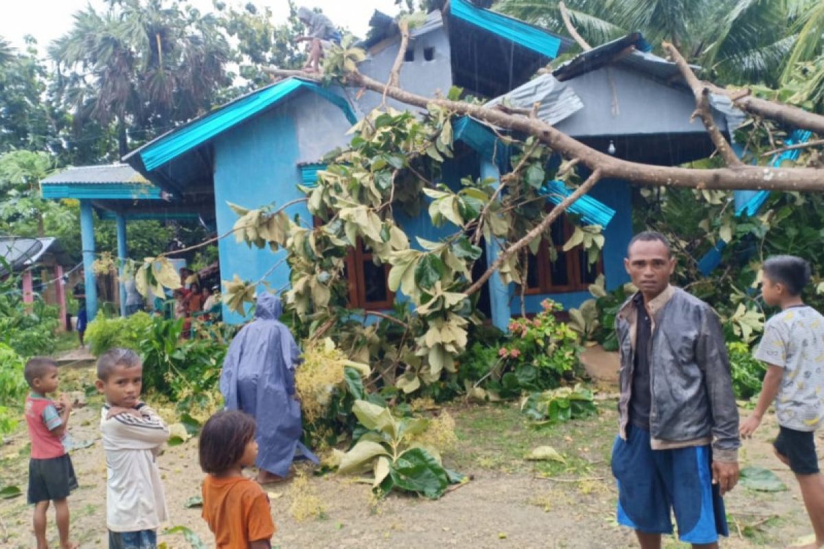 Angin kencang merusak 63 rumah warga Rote Ndao