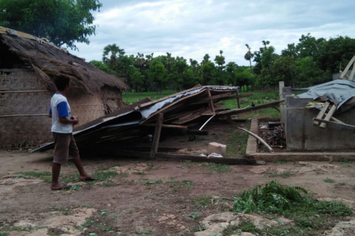 Angin puting beliung di NTT akibat munculnya awan cumulonimbus