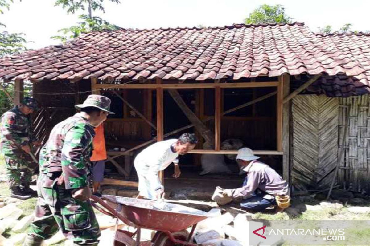 TNI bantu perbaiki 502 rumah tidak layak huni di Pamekasan