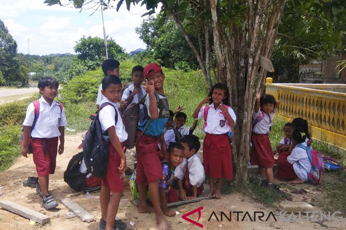 Dua sekolah di Desa Penopa kekurangan tenaga pendidik, kata Sekdes