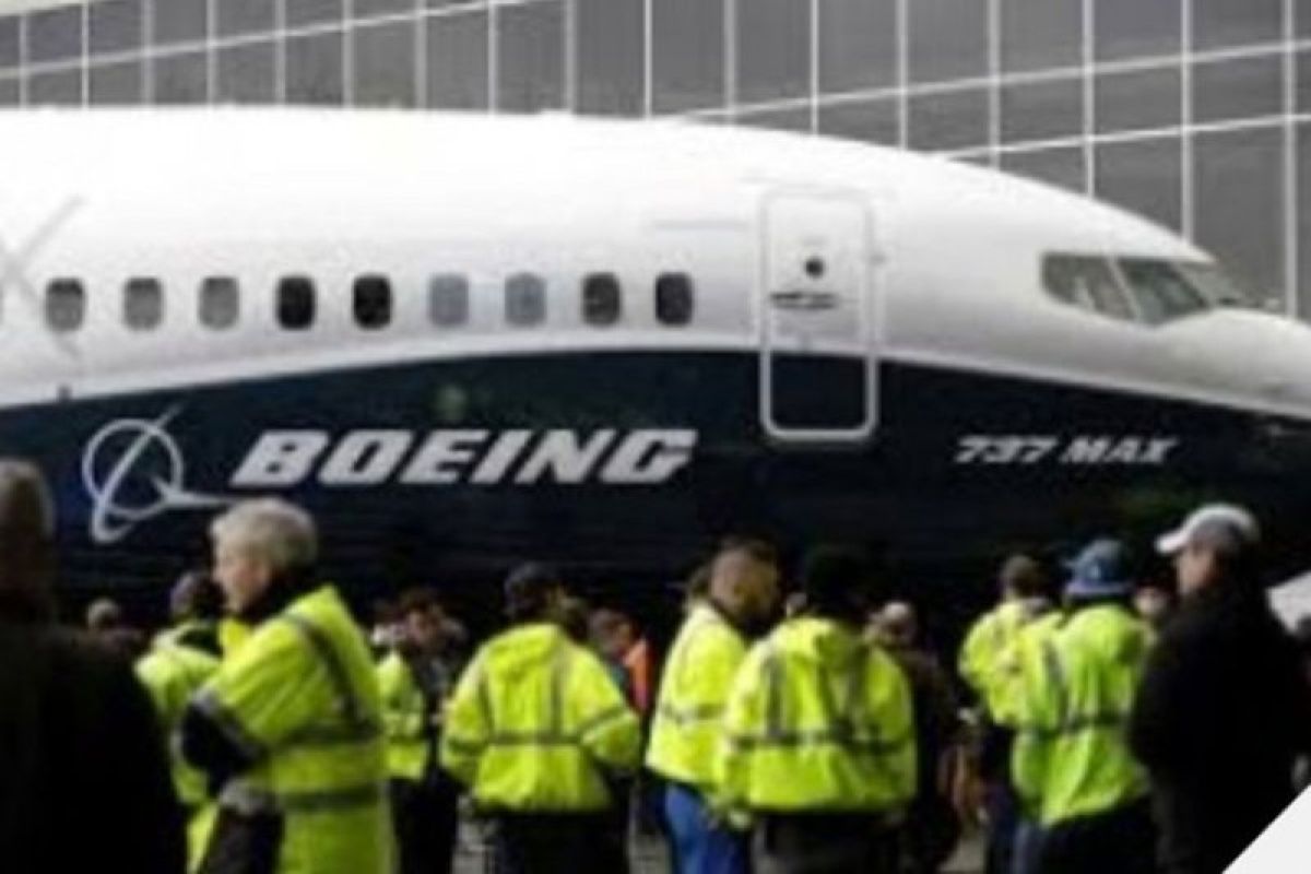 Pesawat Boeing 737 dengan 136 penumpang tergelincir ke sungai