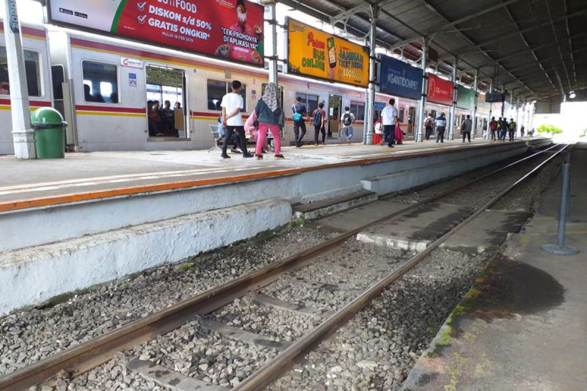 KRL Bogor beroperasi dengan satu jalur bergantian (Video)