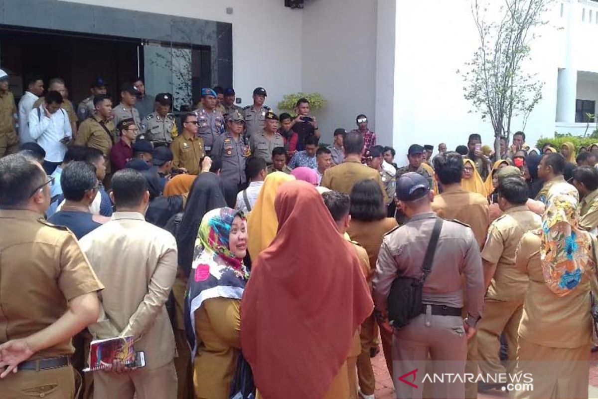 Guru tuntut gubernur bayar tunjangan sebesar Rp13 juta