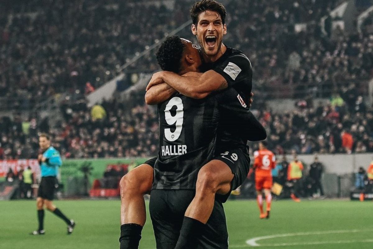 Haller cetak dua gol larut, Frankfurt pecundangi Duesseldorf 3-0