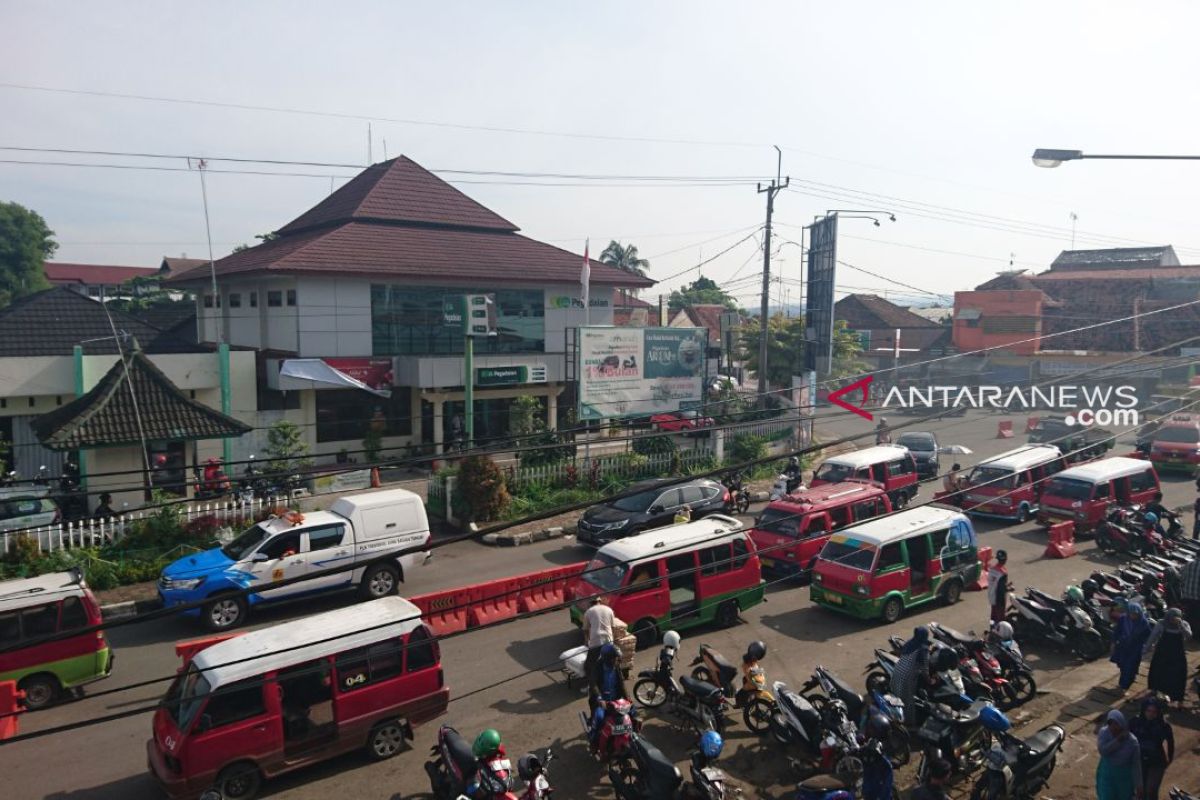 Kendaraan parkir sembarangan akan digembok