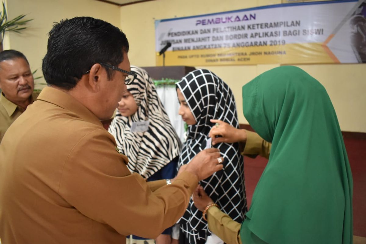 Remaja putus sekolah di Aceh dilatih keterampilan jahit bordir