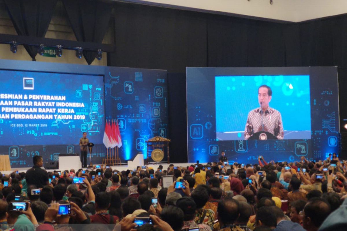 Jokowi calls to develop online networking system for traditional markets