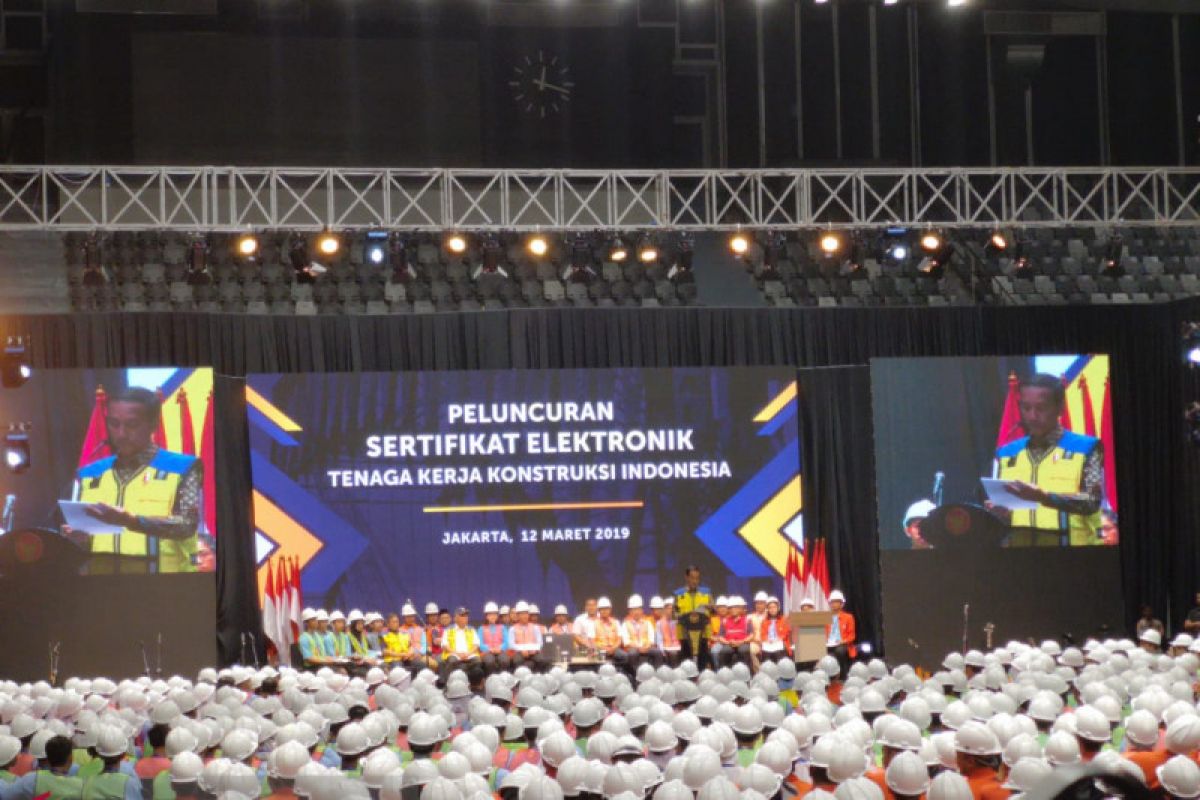 Jokowi calls for upgrading skills of construction workers