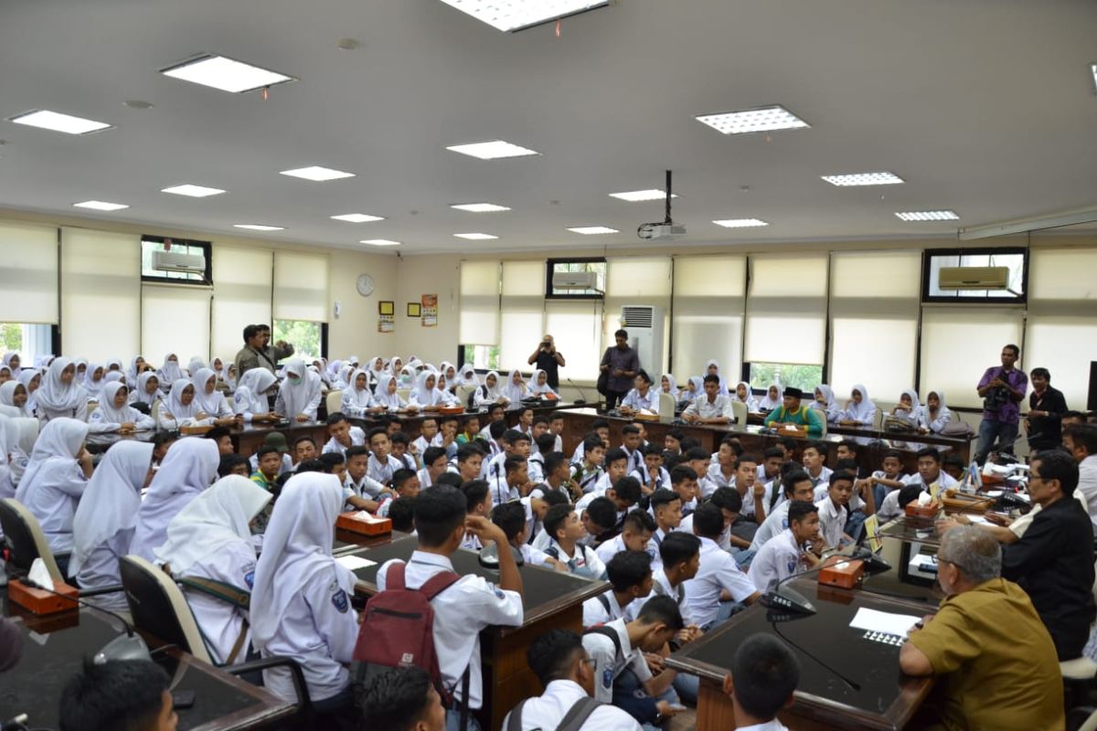 Ratusan siswa SMA 5 Padang adukan kepsek ke DPRD Sumbar