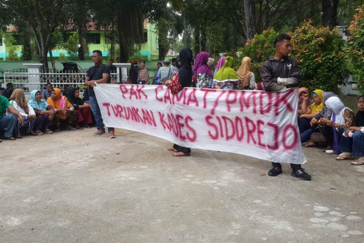 Puluhan warga unjuk rasa ke Dinas PMD Langkat
