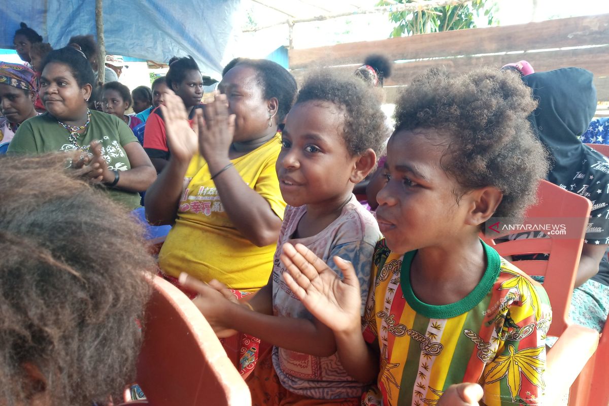 Bupati Imburi ingin lebih banyak lagi anak Wondama belajar di Sekolah GeIUS