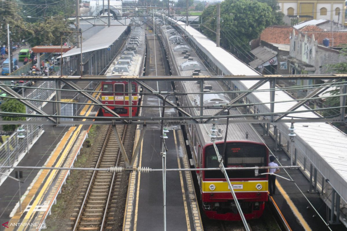 Perjalanan KRL terganggu akibat listrik padam