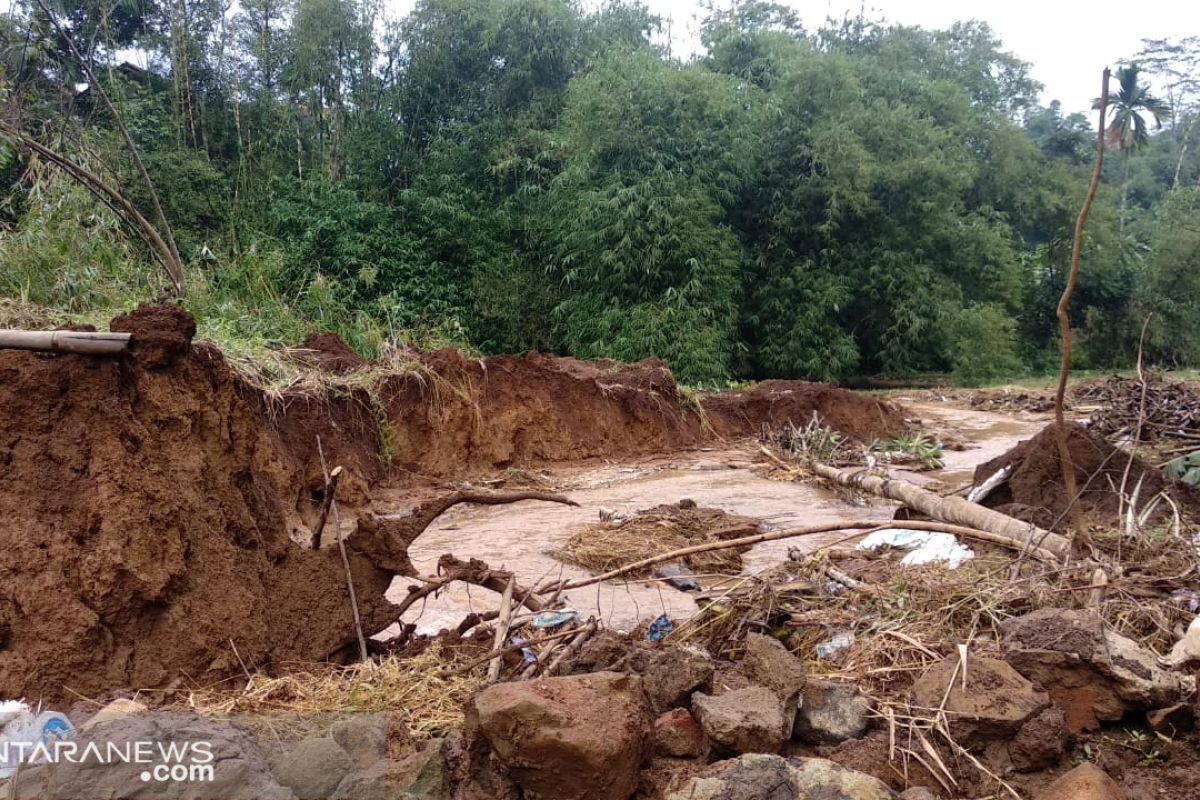Ratusan warga Sukabumi-Jabar mengungsi akibat bencana