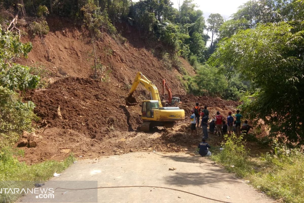 Belasan titik longsor di Manggarai Barat-NTT sudah dibersihkan