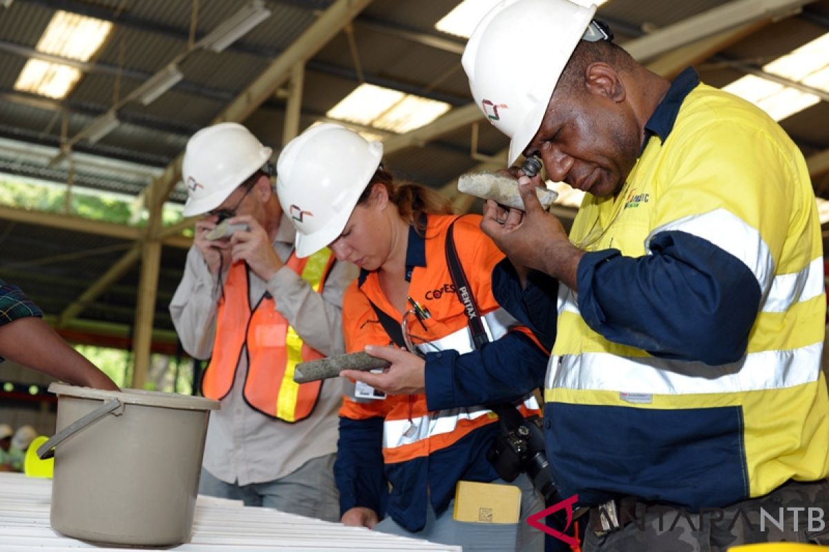 Mahasiswa Universitas Tasmania Australia Mengunjungi Tambang Amman Mineral