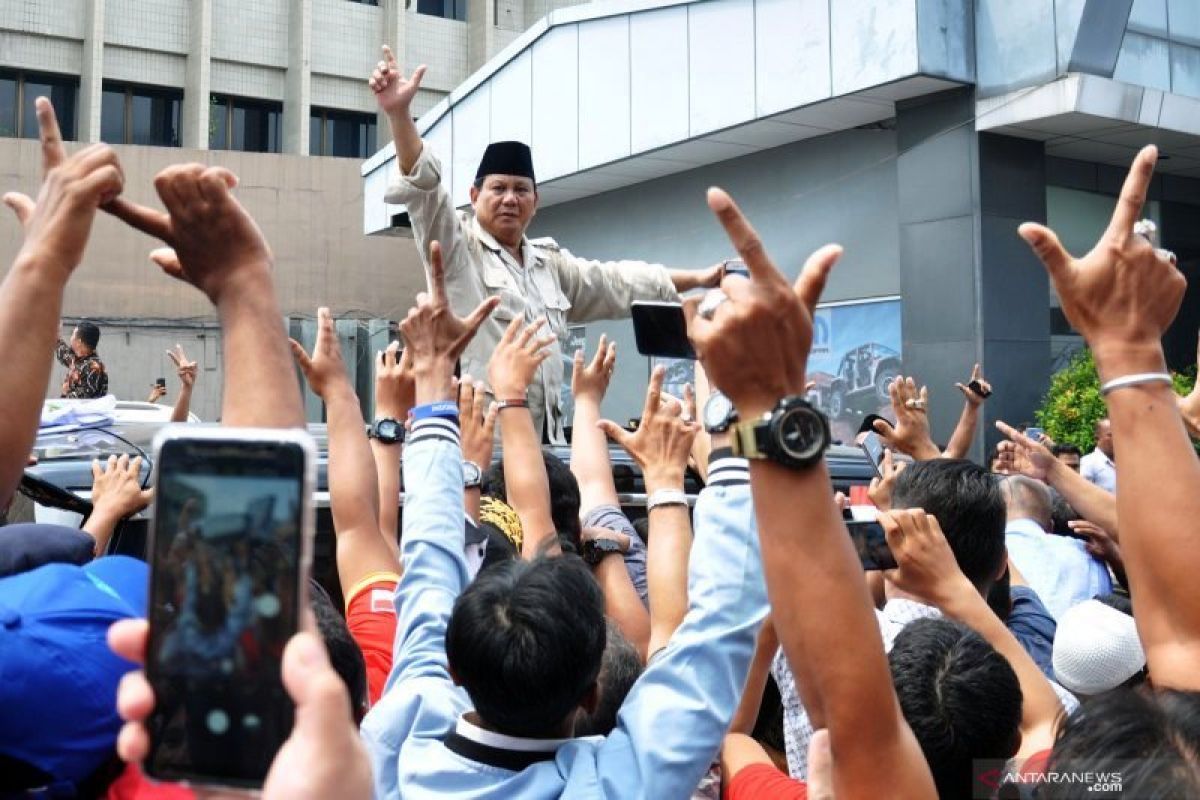 Ribuan orang sambut kedatangan Prabowo ke Cianjur