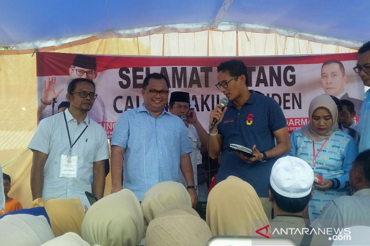 Sandiaga Uno keliling desa pesisir Jembrana