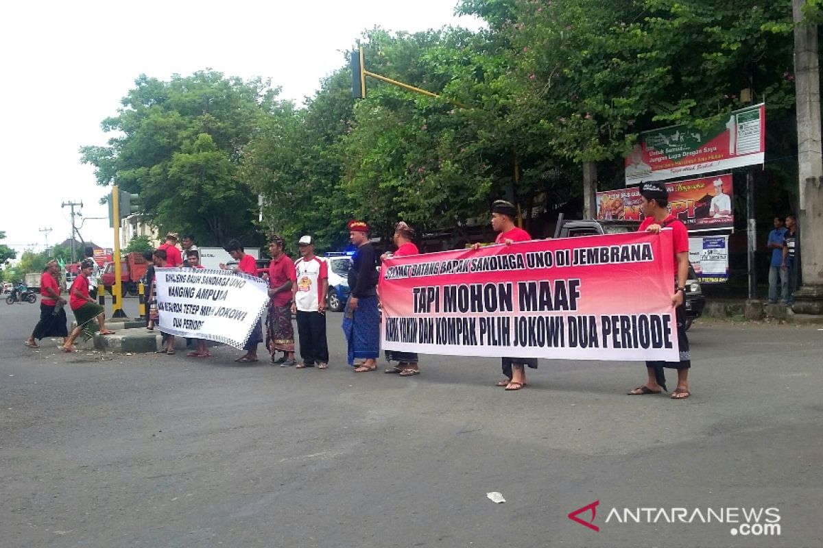 Kedatangan Sandiaga Uno dihadang spanduk dukung Jokowi