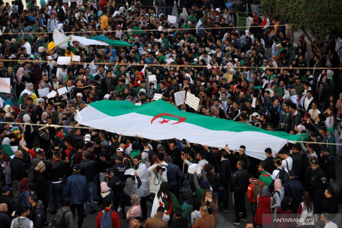 Ribuan orang Aljazair kembali demo tuntut perubahan politik