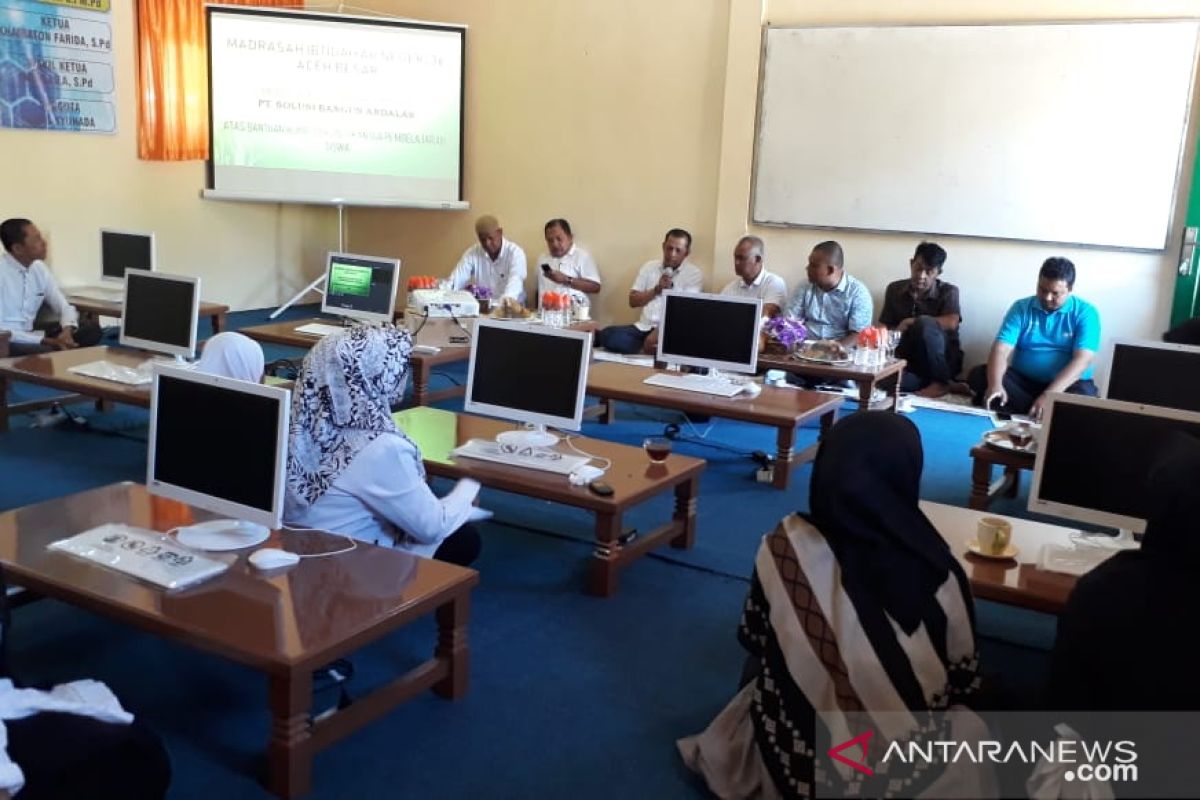 PT SBA salurkan 10 komputer untuk MIN di Aceh Besar