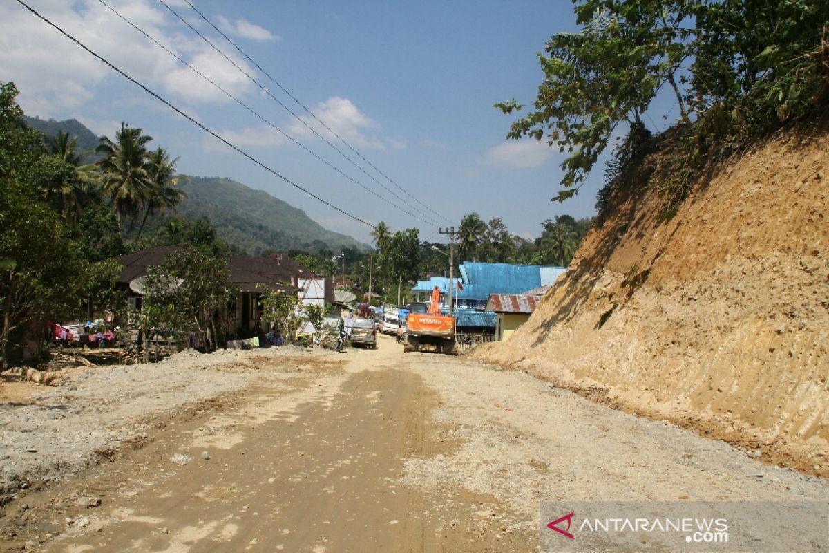 Tahun ini jalan ke Panyabungan Timur akan diaspal 3,2 kilometer