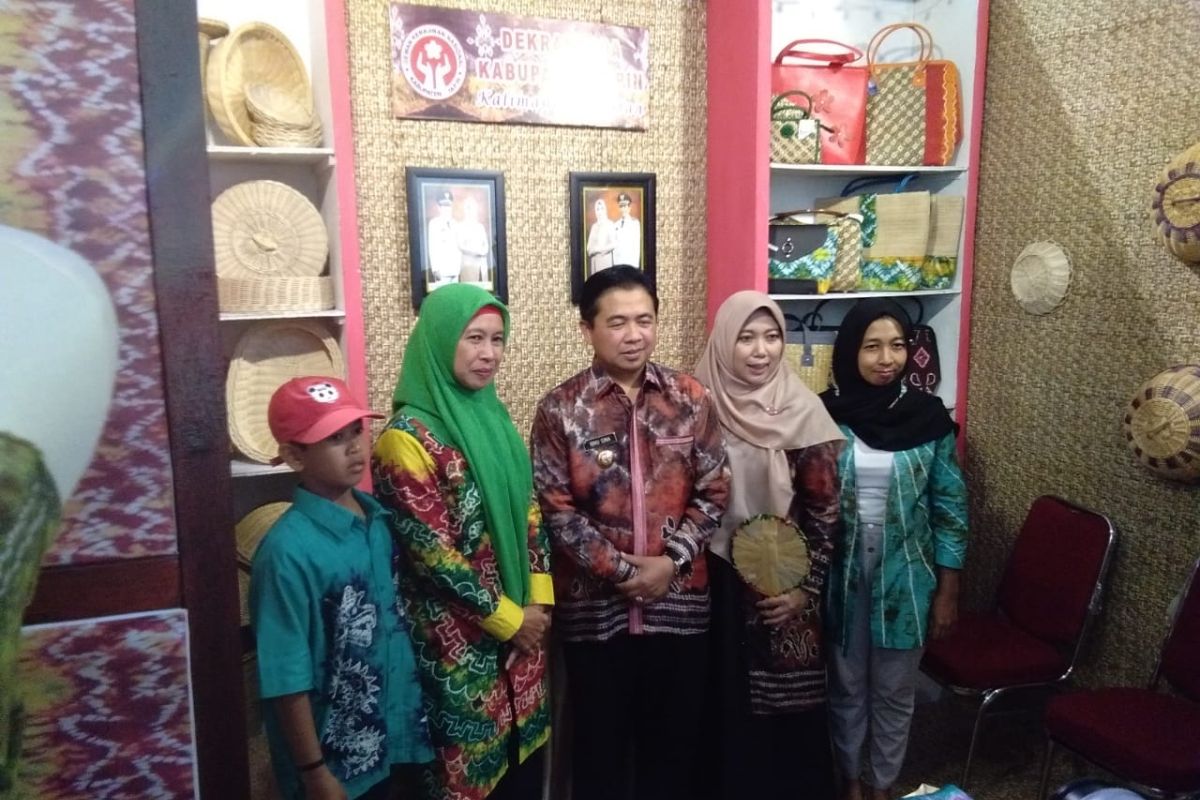 Stand sasirangan Tapin raih Juara dua  BSF 2019