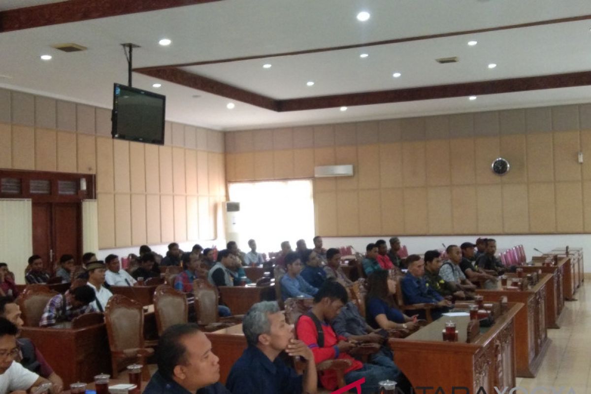 Puluhan mantan karyawan perusahaan furniture mengadu DPRD Bantul