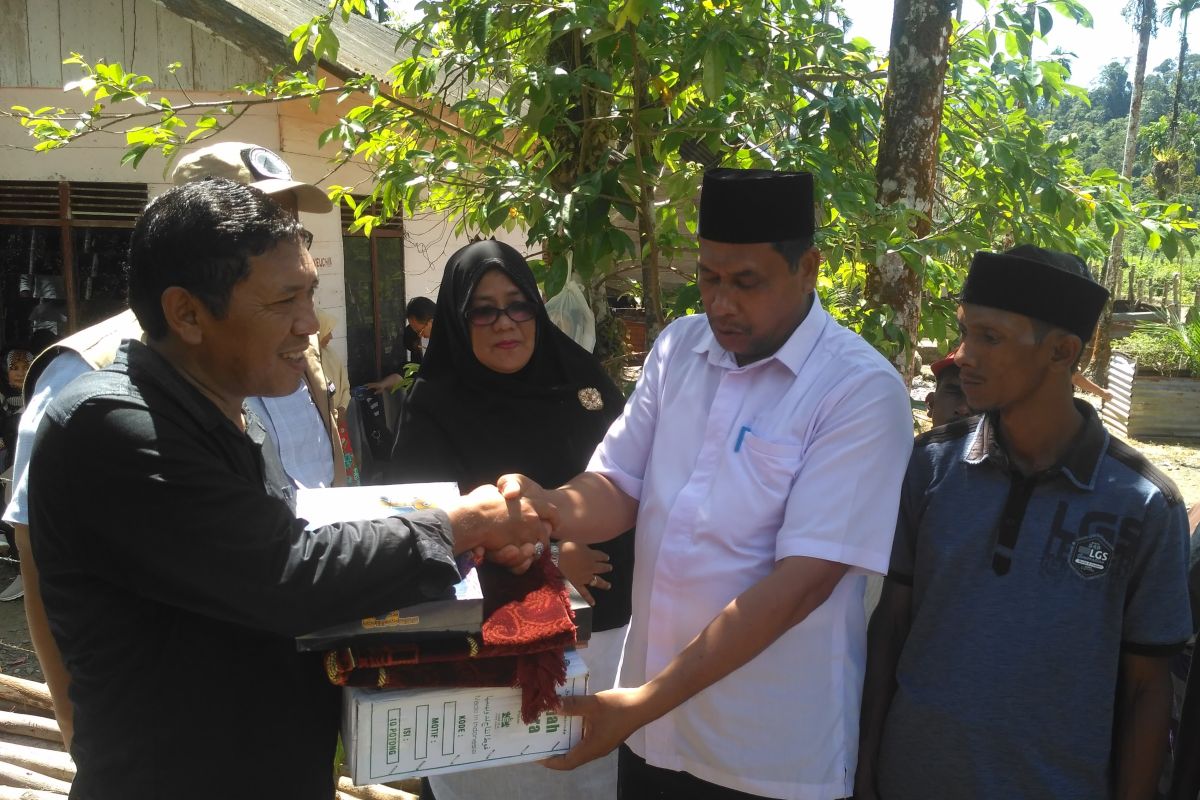 Pemkab Aceh Barat Salurkan Bantuan Kelengkapan Ibadah untuk Warga Sikundo