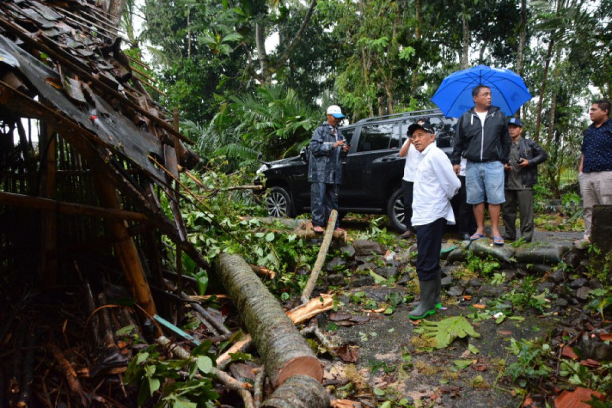 Bupati Sleman tinjau kawasan terdampak angin kencang