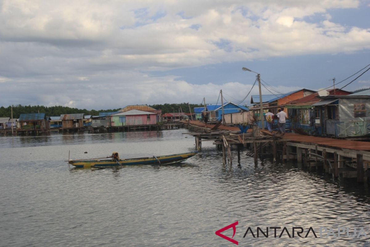 Kampung Enggros Pakai Dana Desa Beli Perahu Ketinting