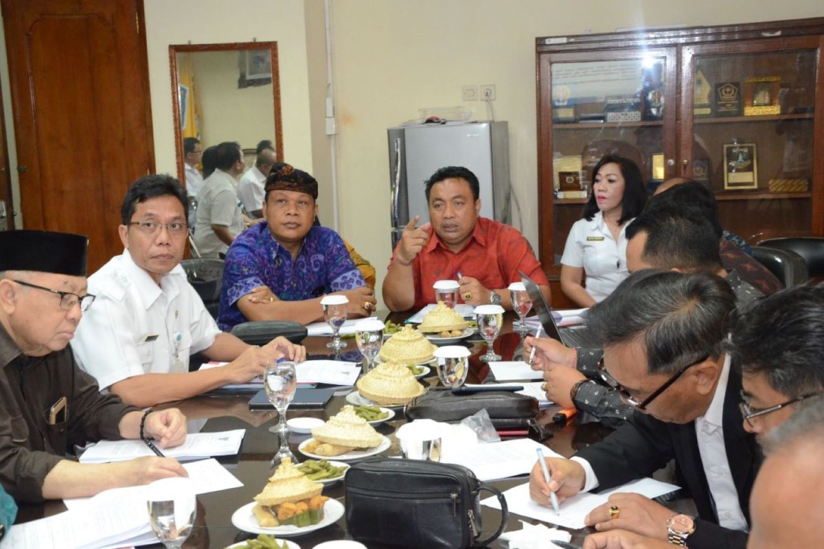 DPRD Bali rapat terkait revisi Ranperda Desa Pakraman