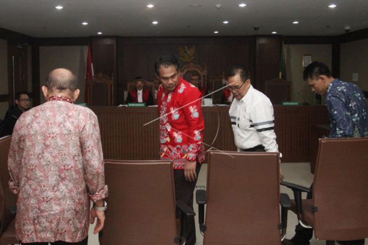 Empat anggota DPRD Kalteng didakwa terima suap dari petinggi PT Sinar Mas