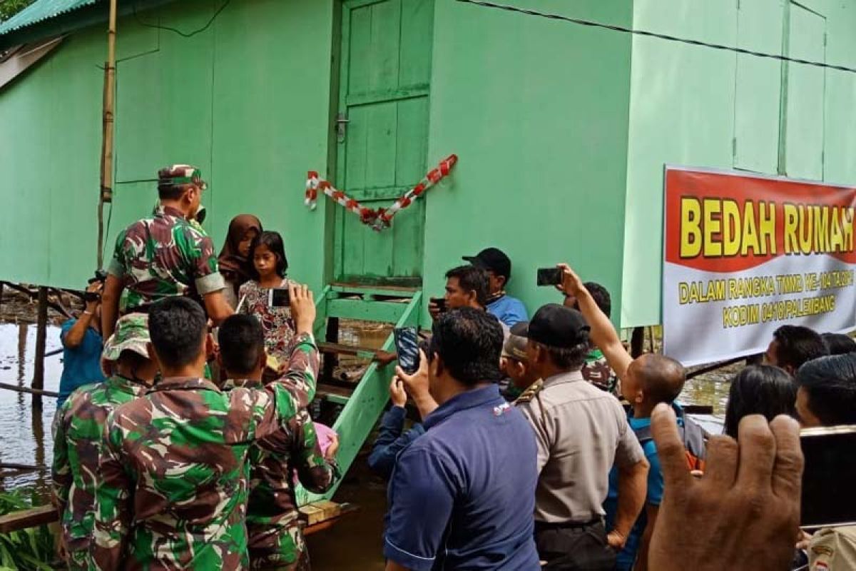Satgas TNI perbaiki rumah warga di Palembang