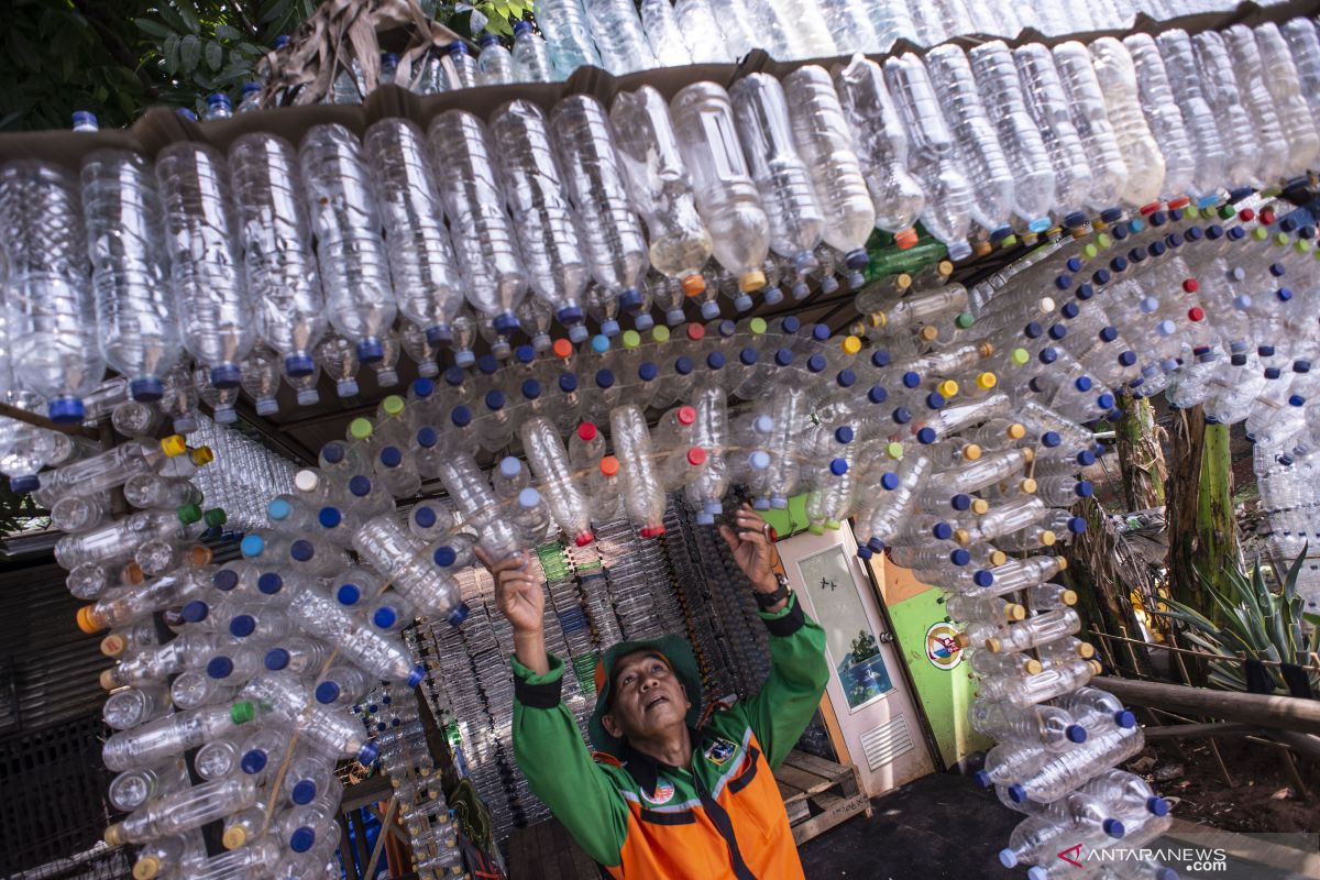 Kurangi sampah plastik Bhayangkari Polres Aceh Utara bawa botol air