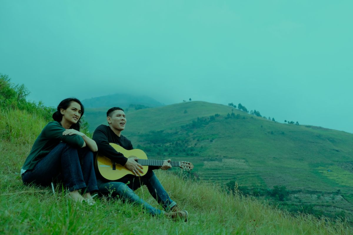 Ganindra Bimo belajar bahasa Batak dari Atiqah Hasiholan demi film