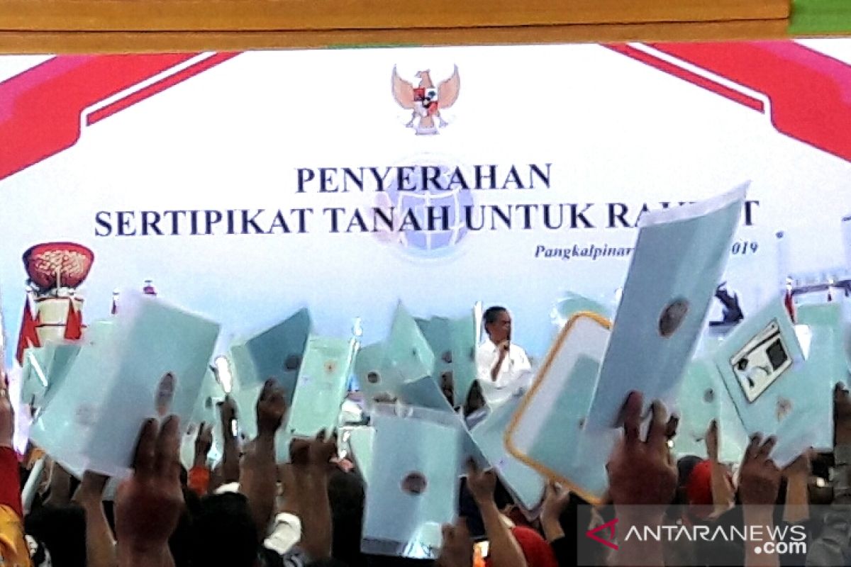 Jokowi presents 2,500 land certificates to Bangka Belitung residents