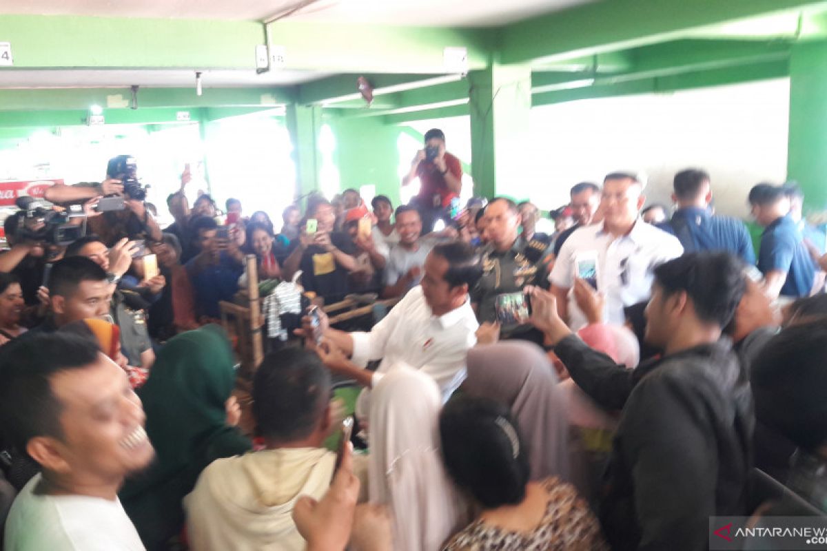 Ini aktivitas Presiden Jokowi saat blusukan ke Pasar Pangkal Pinang