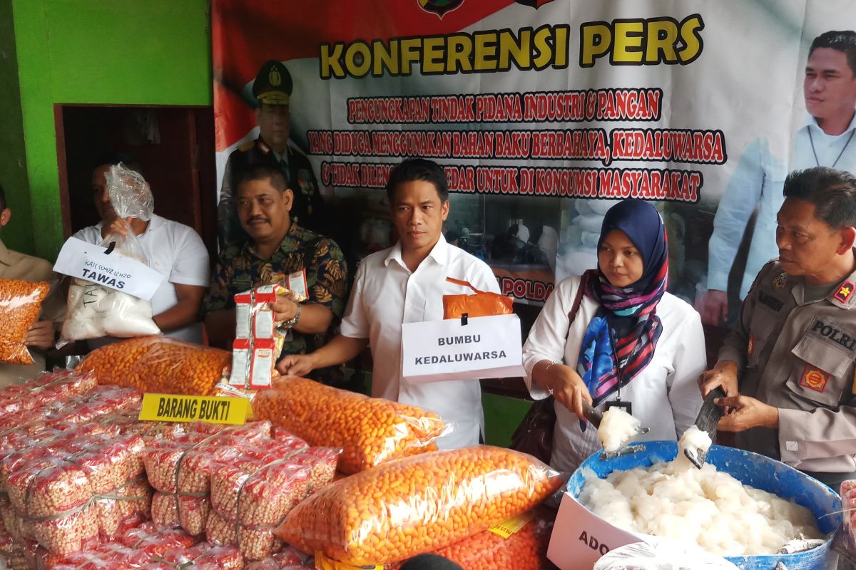 Polda Jatim bongkar industri makanan ilegal (Video)