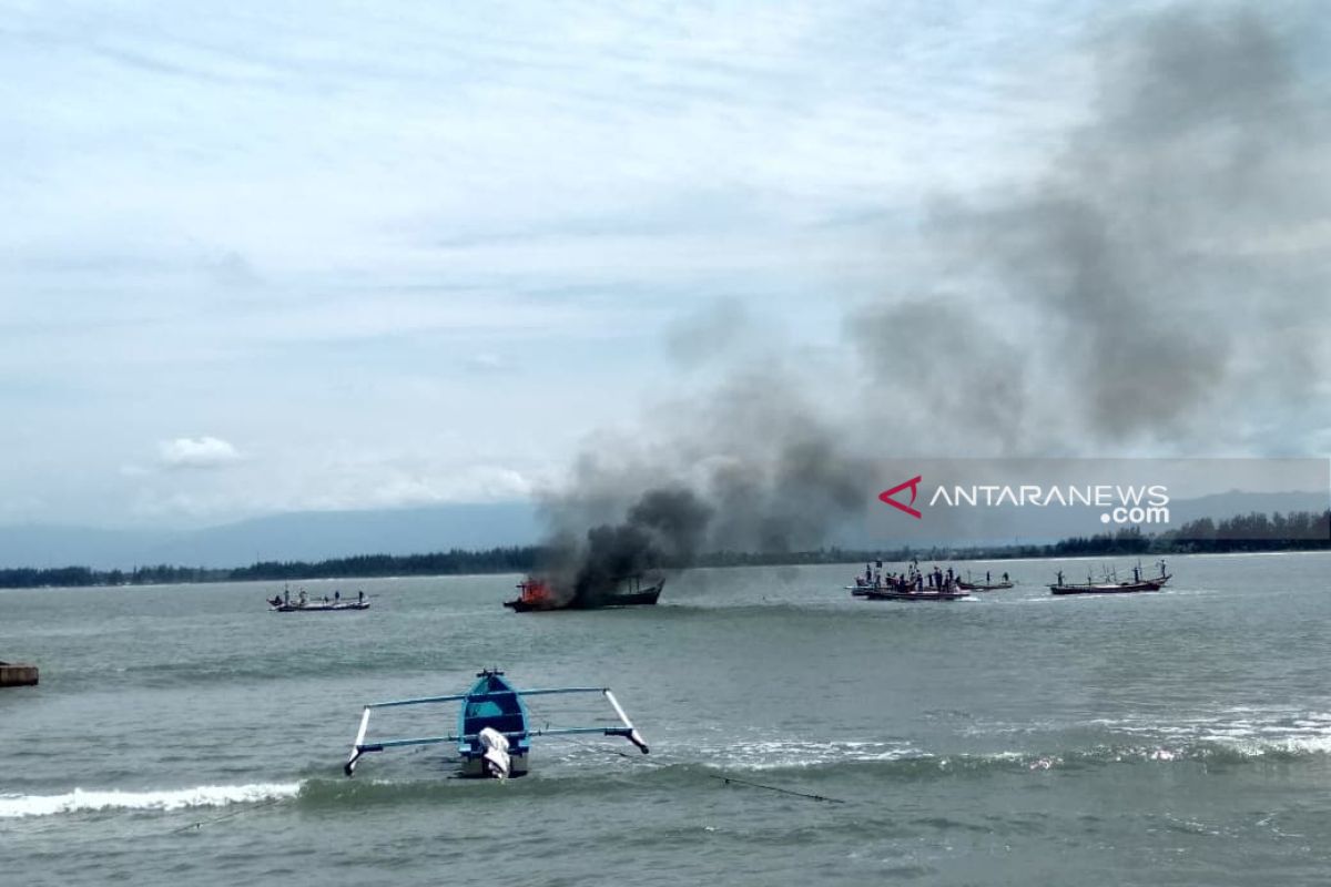 Nelayan Bengkulu bakar dua kapal trawl di tengah laut